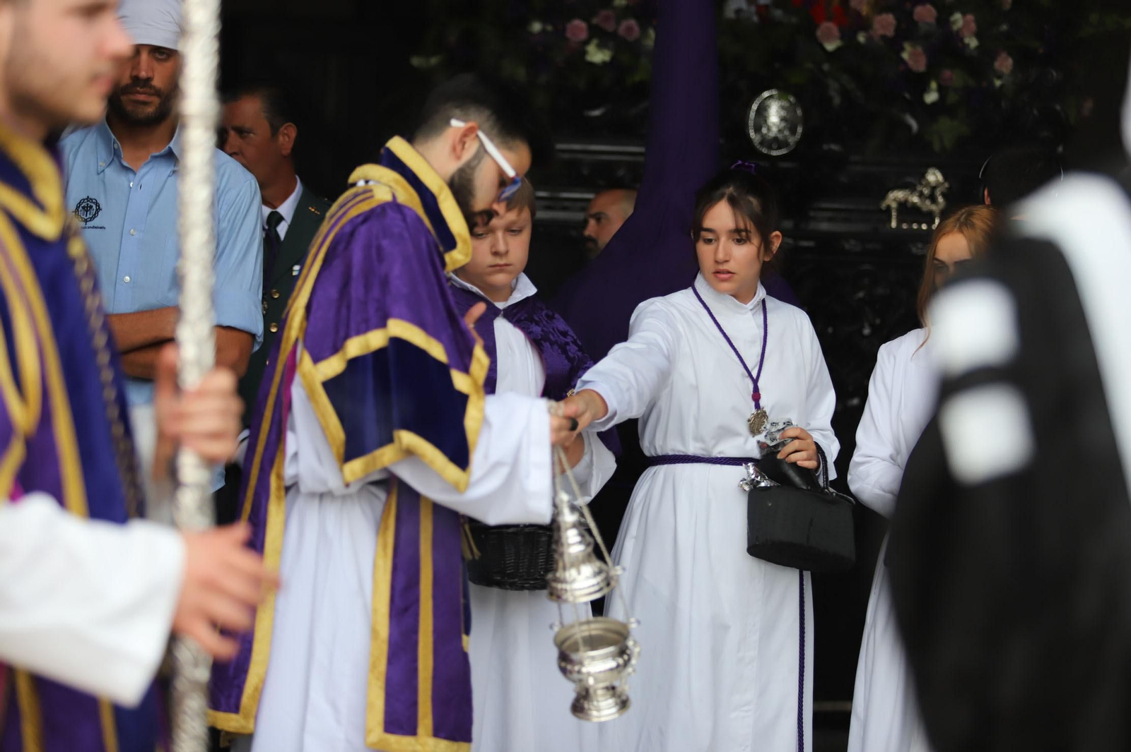 Imágenes de la procesión del Descendimiento por las  calles de Huelva