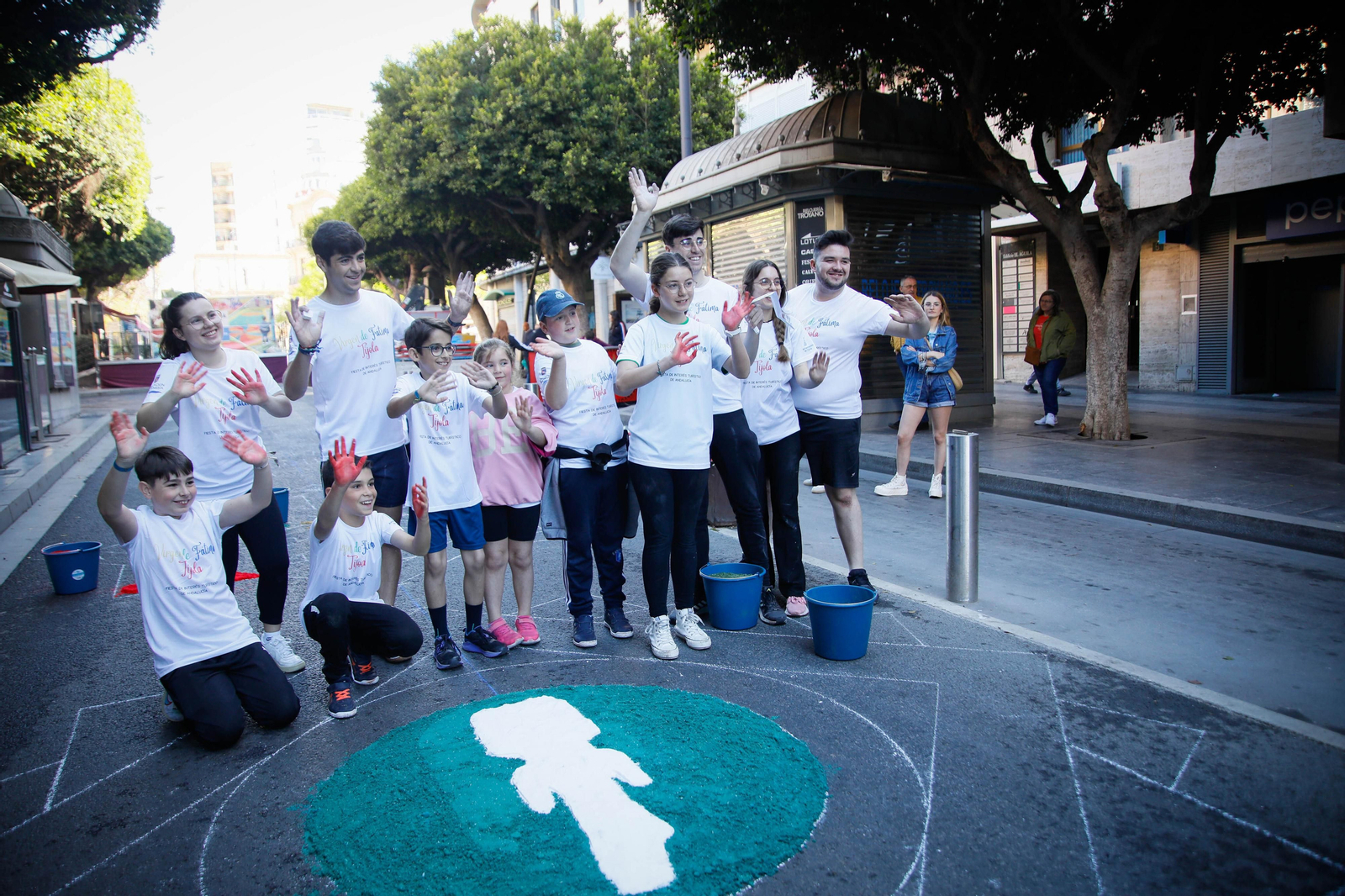 Así es la alfombra de serrín de 60 metros en el Paseo de Almería, en imágenes.