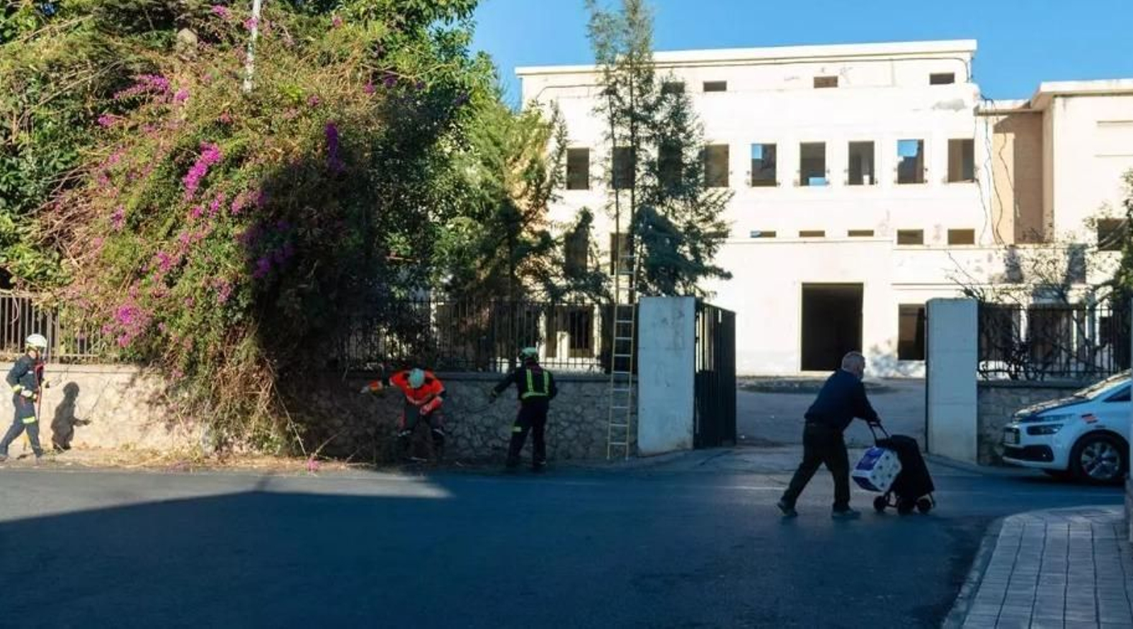 Los bomberos interviniendo en la zona, en una imagen de archivo