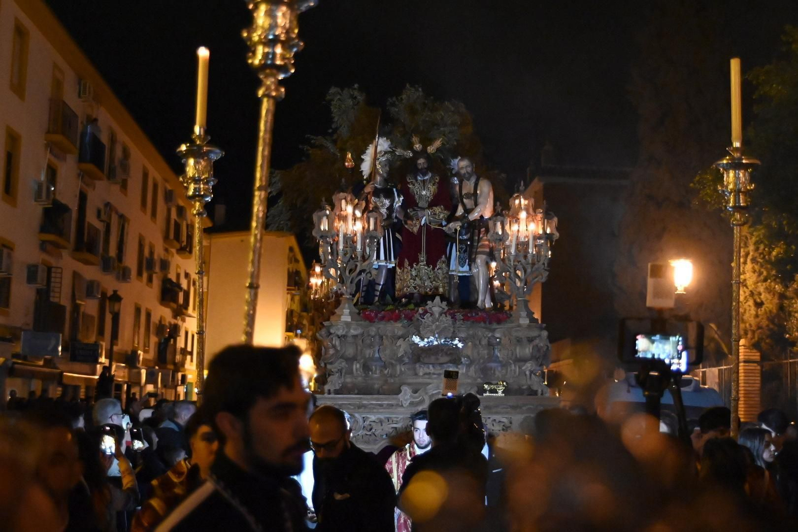 El íntimo traslado del Prendimiento en este Martes Santo de Córdoba, en imágenes