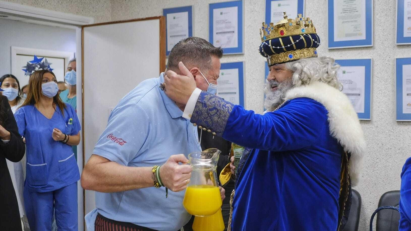 Imágenes de los Reyes Magos recorriendo Cádiz el 5 de enero