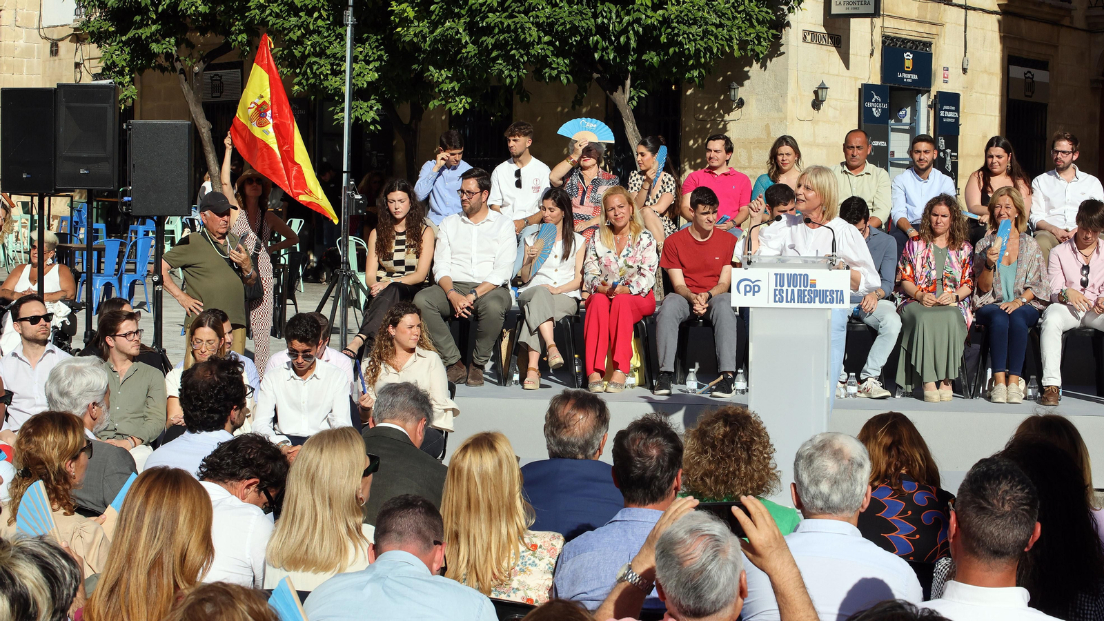 Dolors Montserrat, en campaña de las Europeas en Jerez
