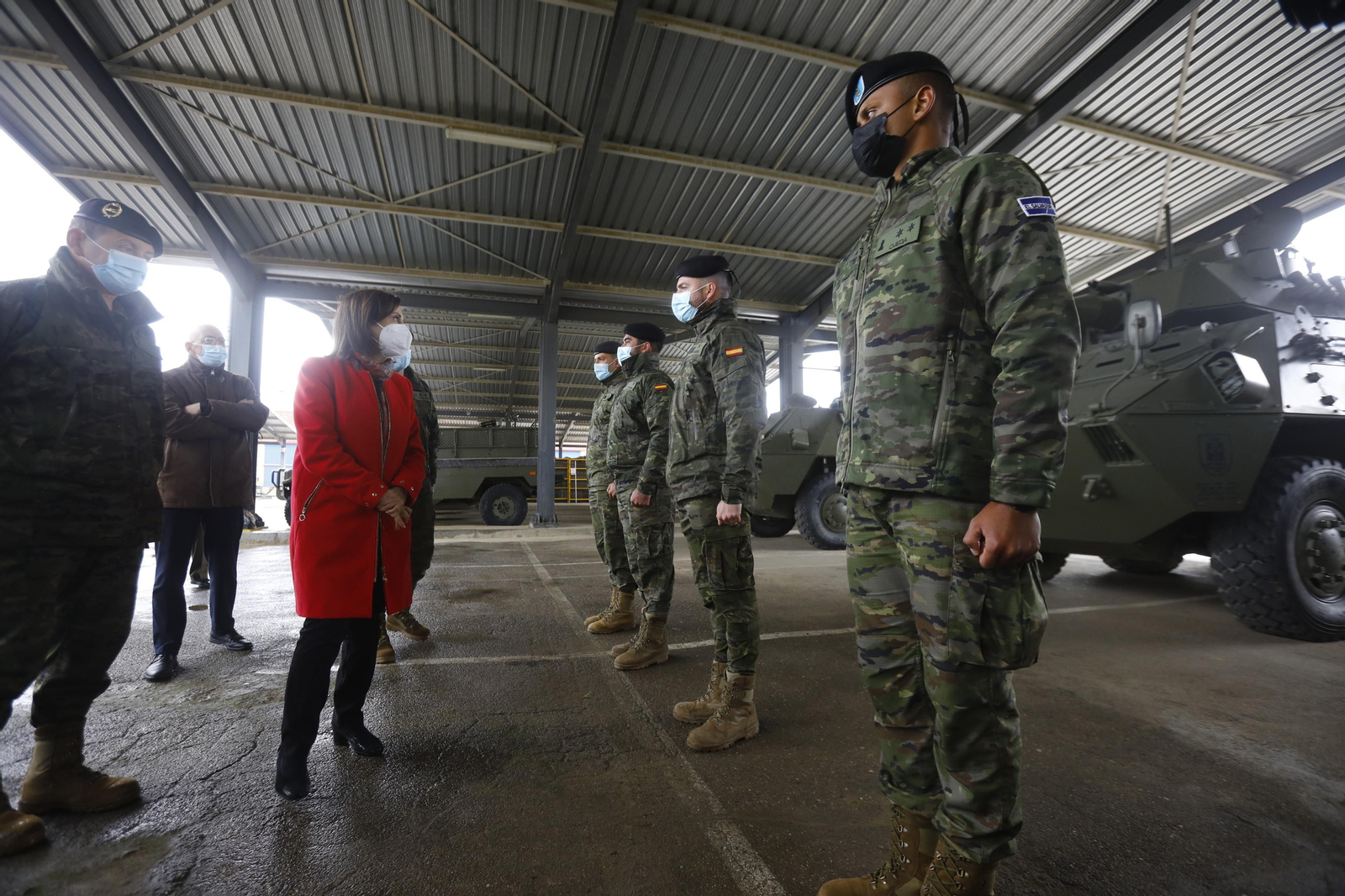 La visita de Margarita Robles a la base militar de Cerro Muriano, en imágenes