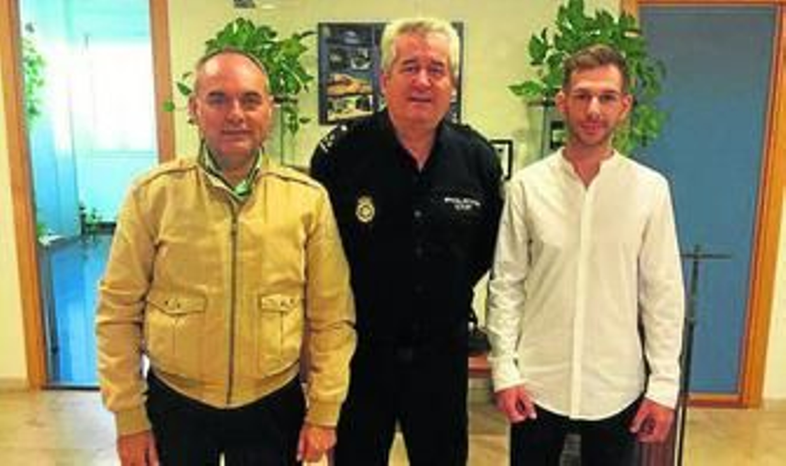 Representantes policiales y miembros de Arco Iris Córdoba.