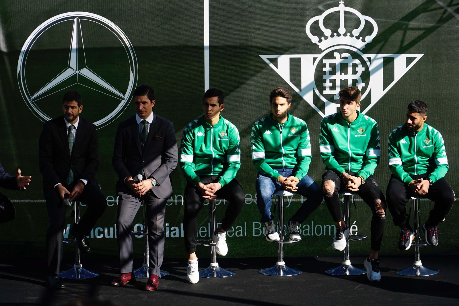 Ramón Alarcón junto a Joaquín Fernández-Vial y los jugadores Mandi, Bartra, Édgary Fekir.