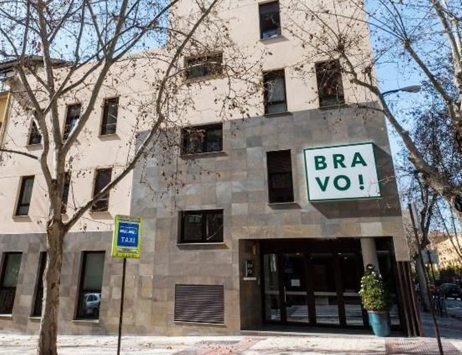 Entrada de la residencia Bravo.