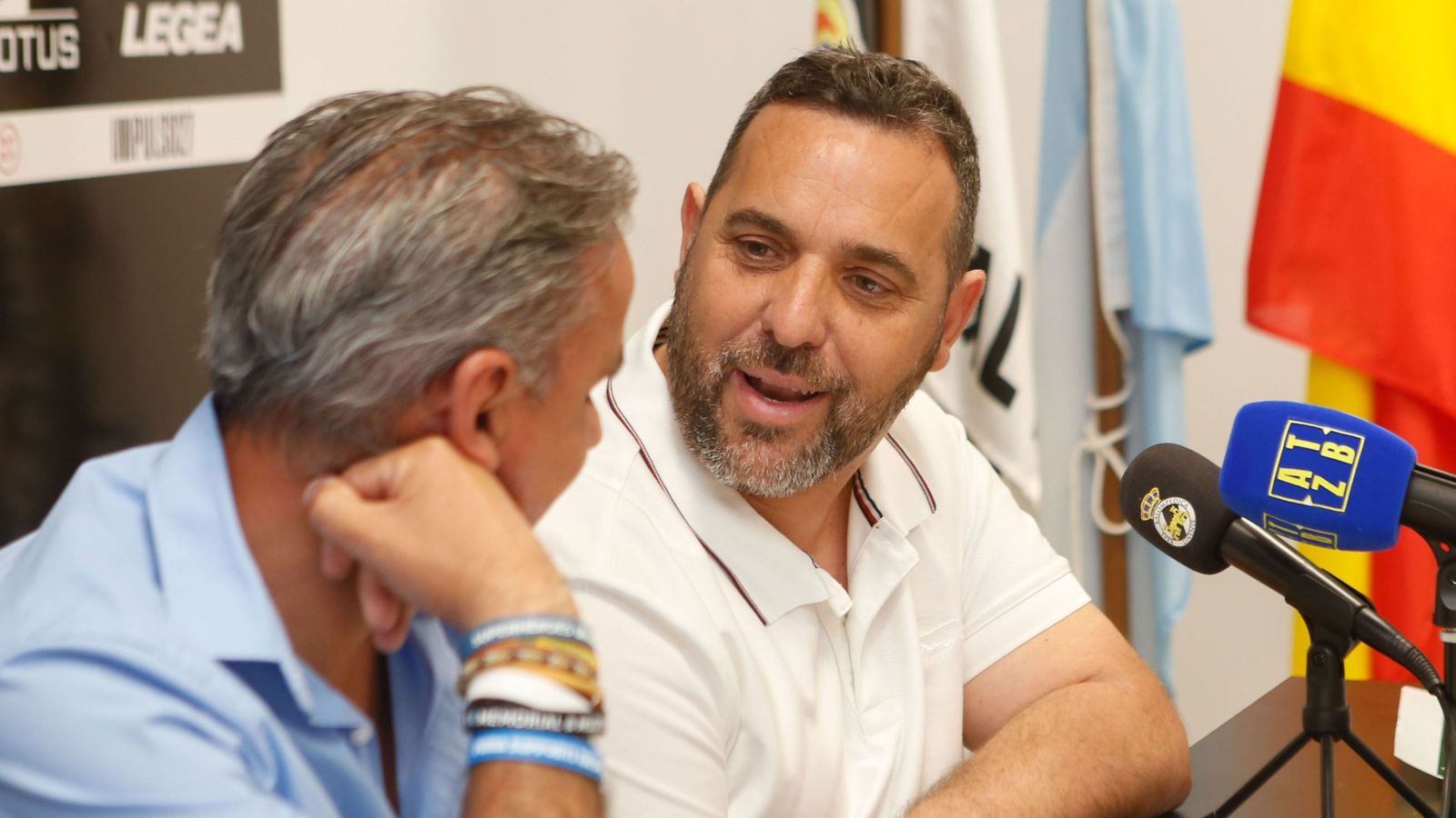 Javi Jiménez, presidente del Atlético Zabal, durante una comparecencia junto a Andrés Roldán