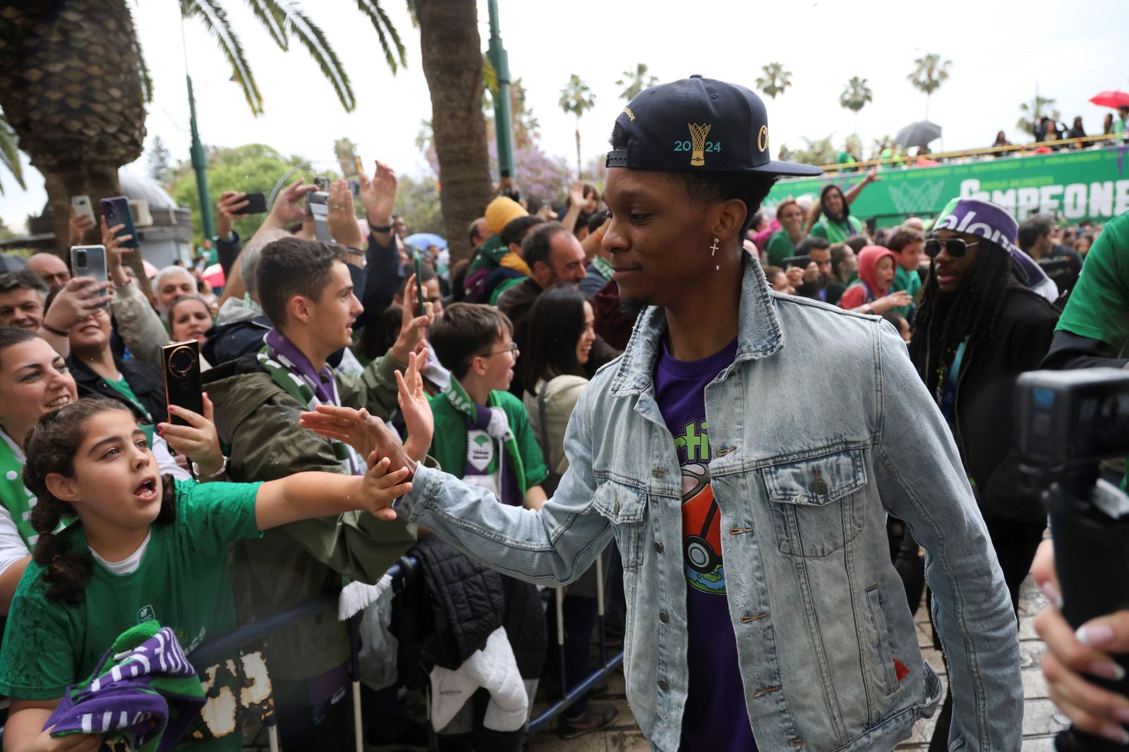 El Unicaja celebra en las calles de Málaga el título de la BCL