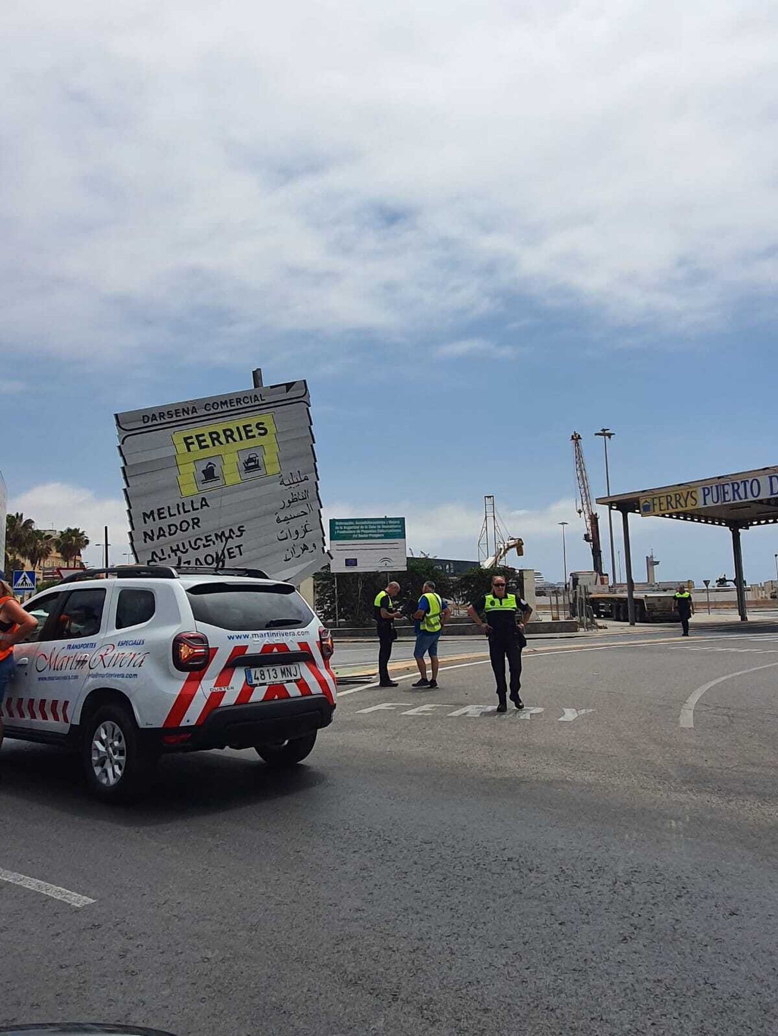 Colisión entre dos turismos en la rotonda de Pescadería