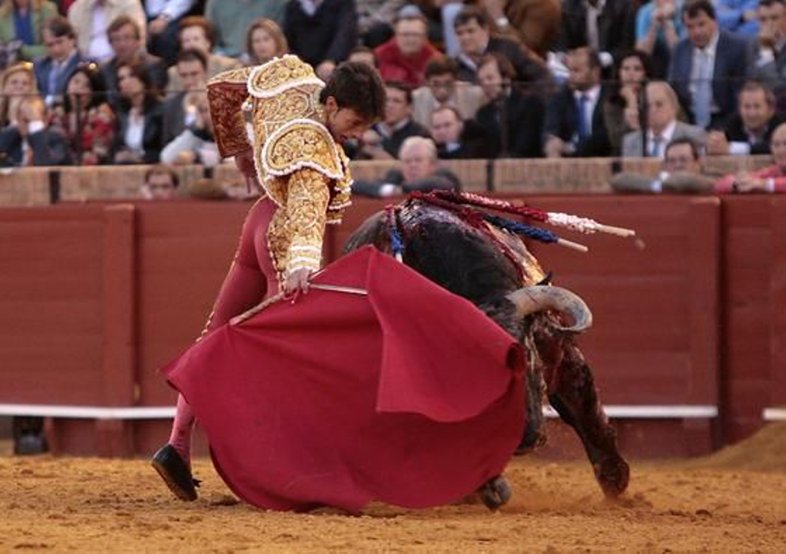 Derechazo del diestro de Dos Hermanas al sexto de la tartde.

Foto: Juan Carlos Muñoz