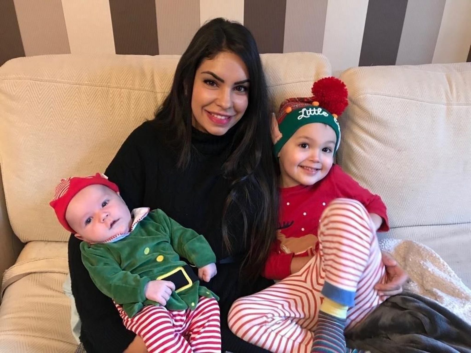 Cristina Urquiza con los pequeños Alaric y Grayson.