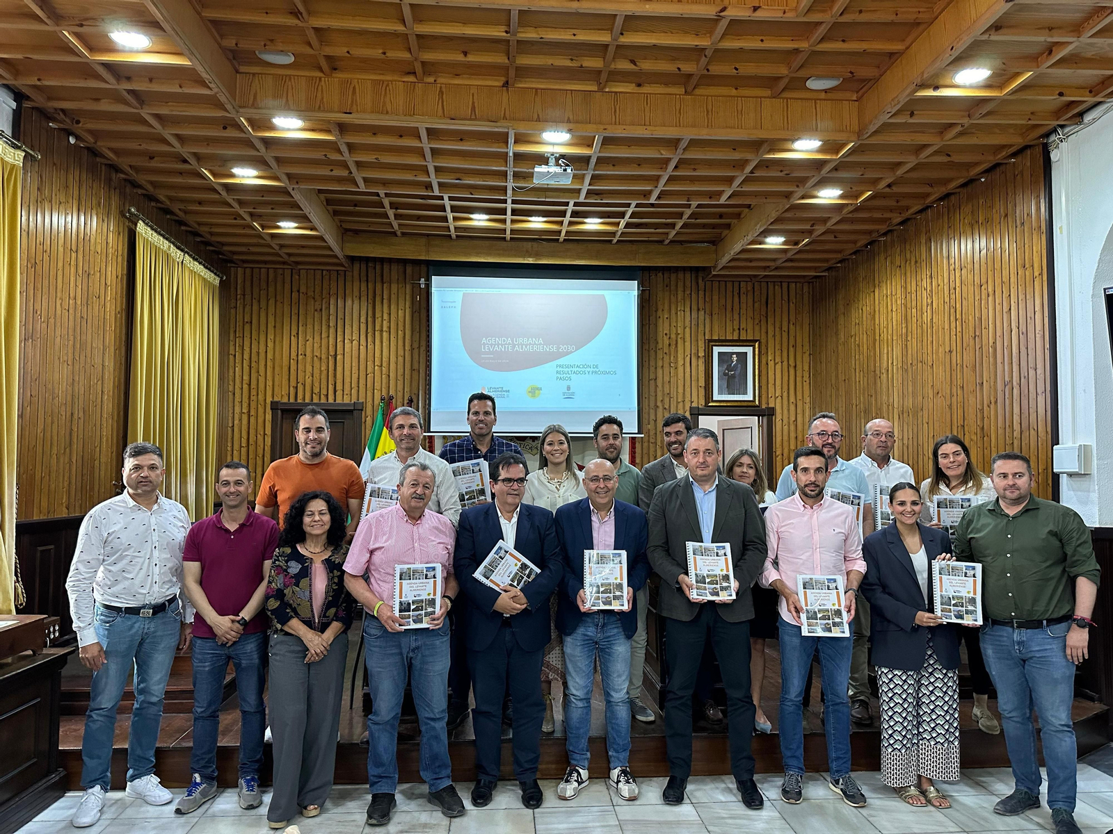 Los diputados junto a los alcaldes y técnicos de los 13 municipios.