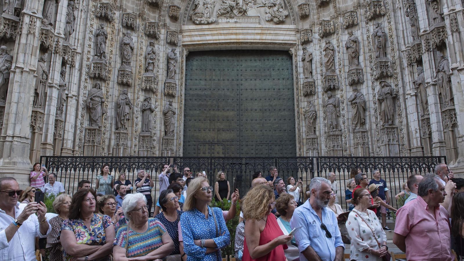 Fieles ante la puerta de la Asunción.