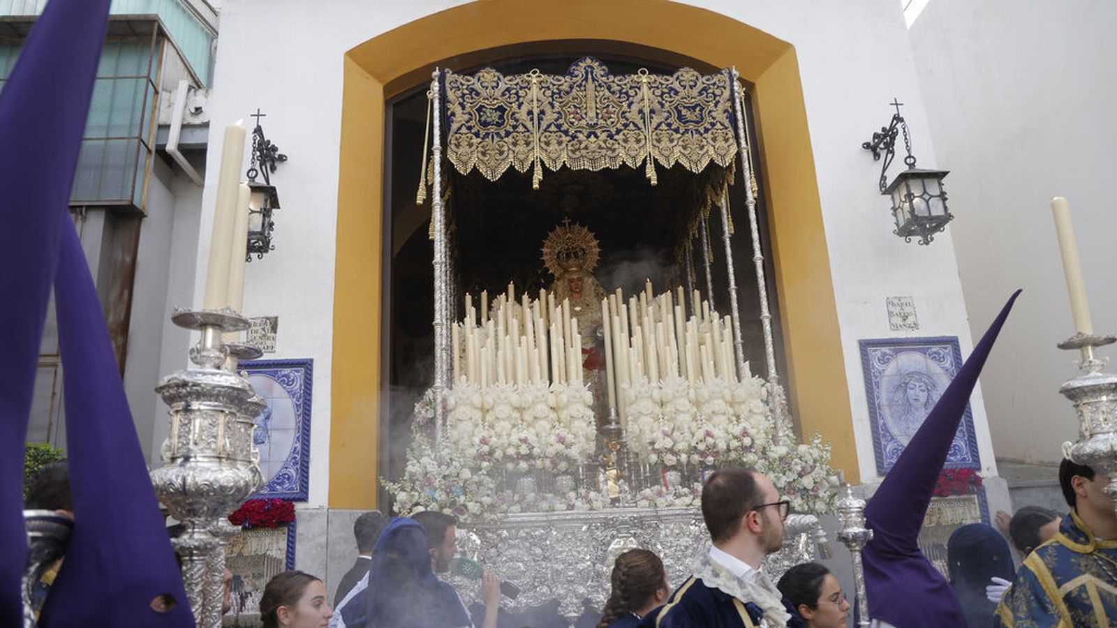 La Virgen de Guadalupe sale de su capilla