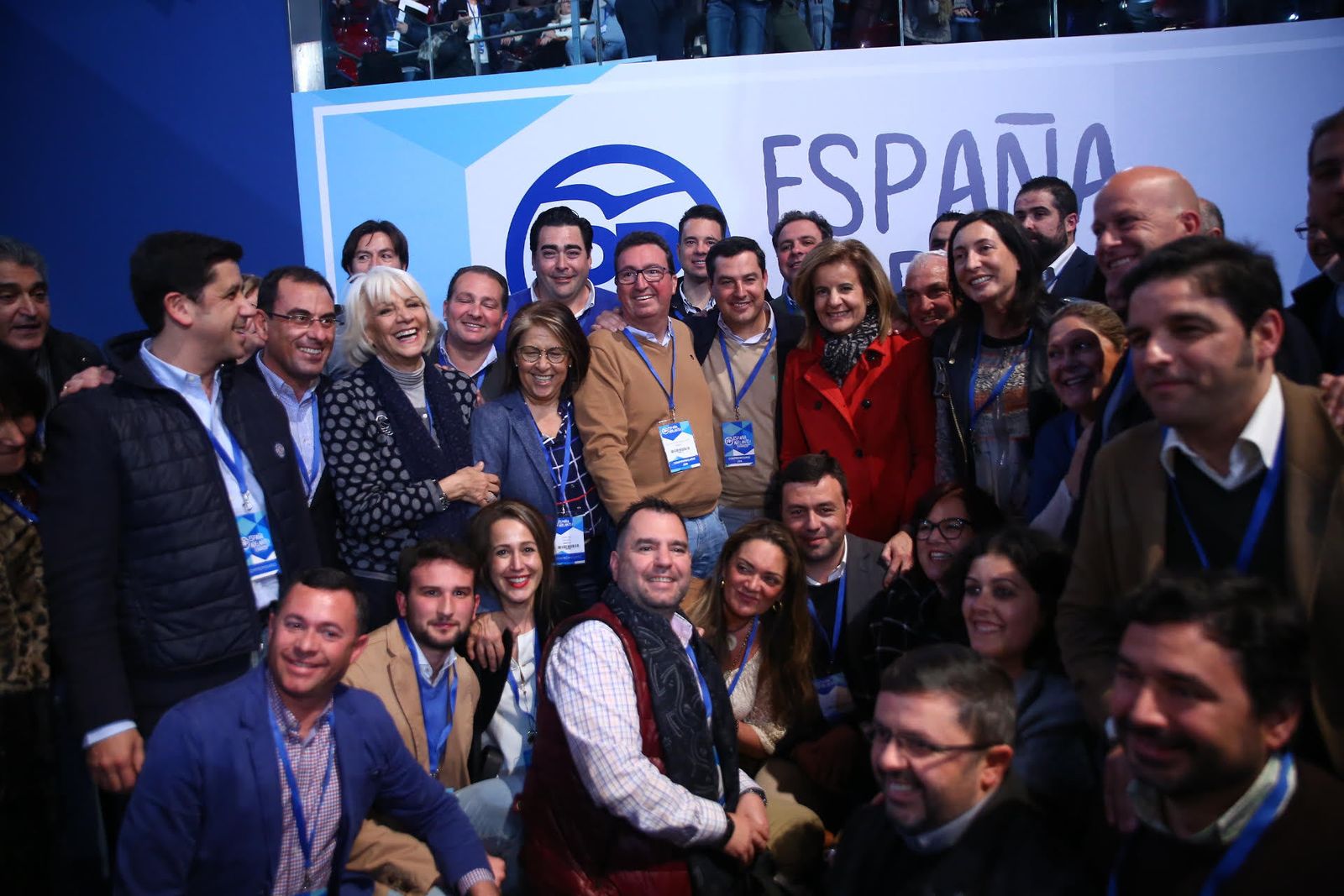 Foto de familia de la delegación onubense en el Congreso del PP celebrado ayer en Madrid con Fátima Báñez, Loles López y Juanma Moreno en el centro.