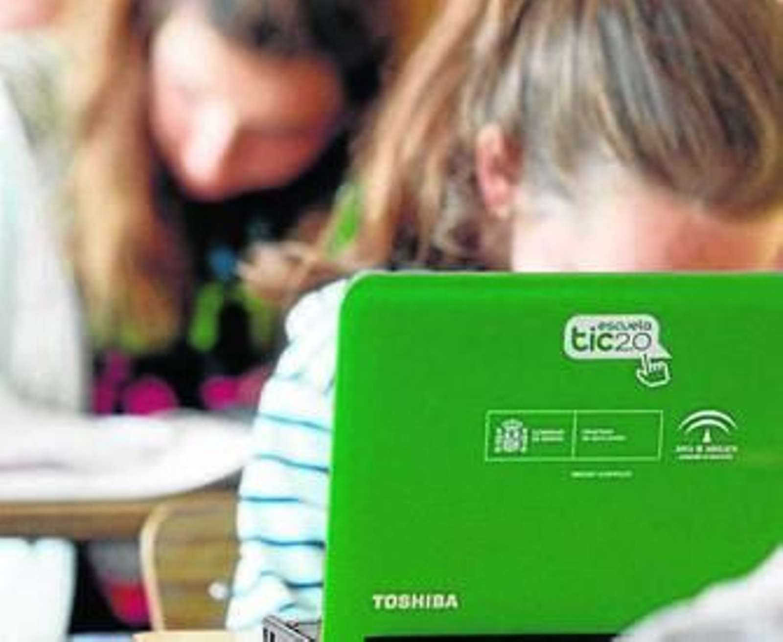 Dos alumnas, con sus ordenadores portátiles en clase.