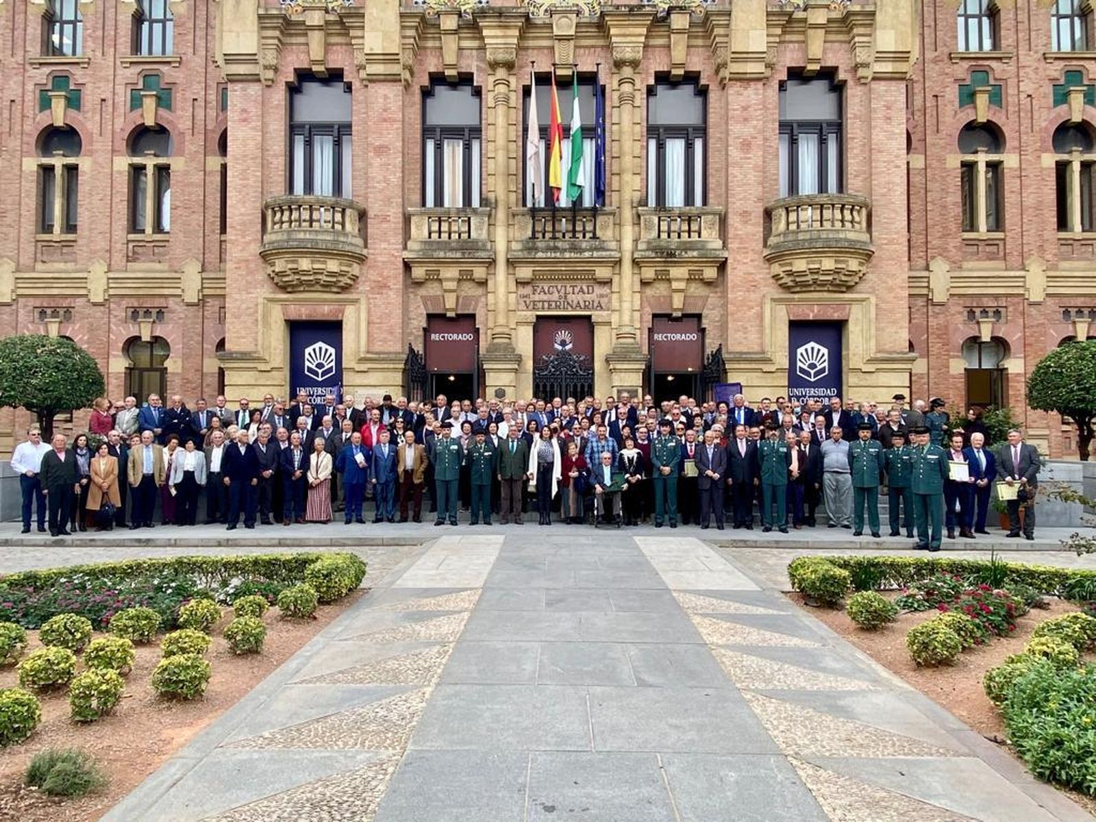 Todos los asistentes al homenaje a los veteranos de la Guardia Civil de Córdoba en el Rectorado.