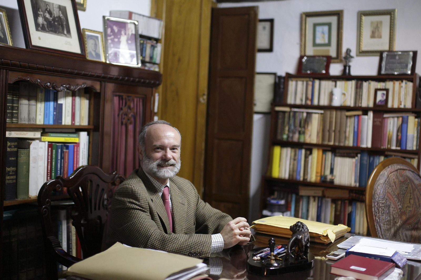 El historiador isleño Fernando Mósig, en su escritorio, rodeado de libros.