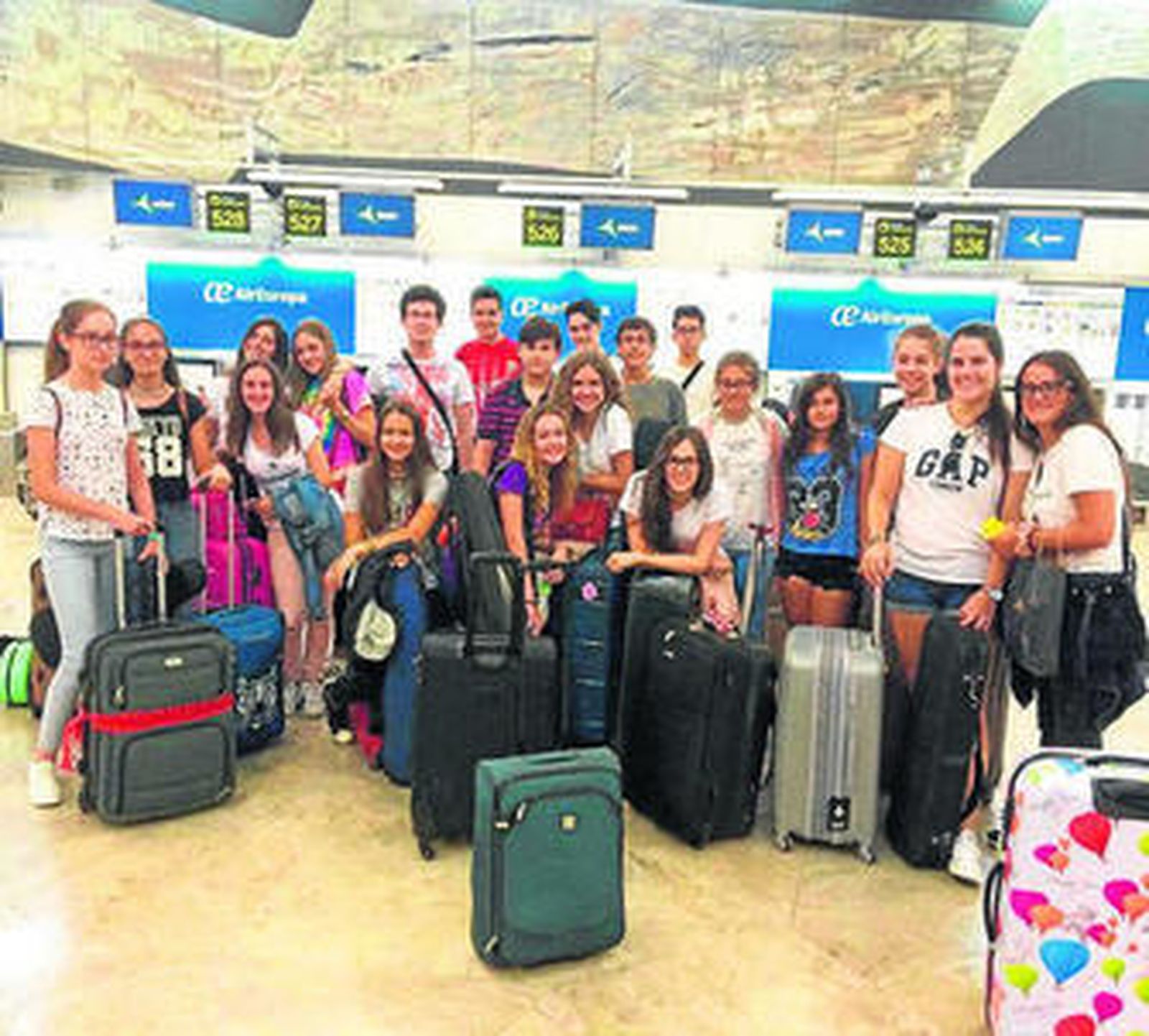 Los miembros de la Orquesta en el aeropuerto de Madrid.