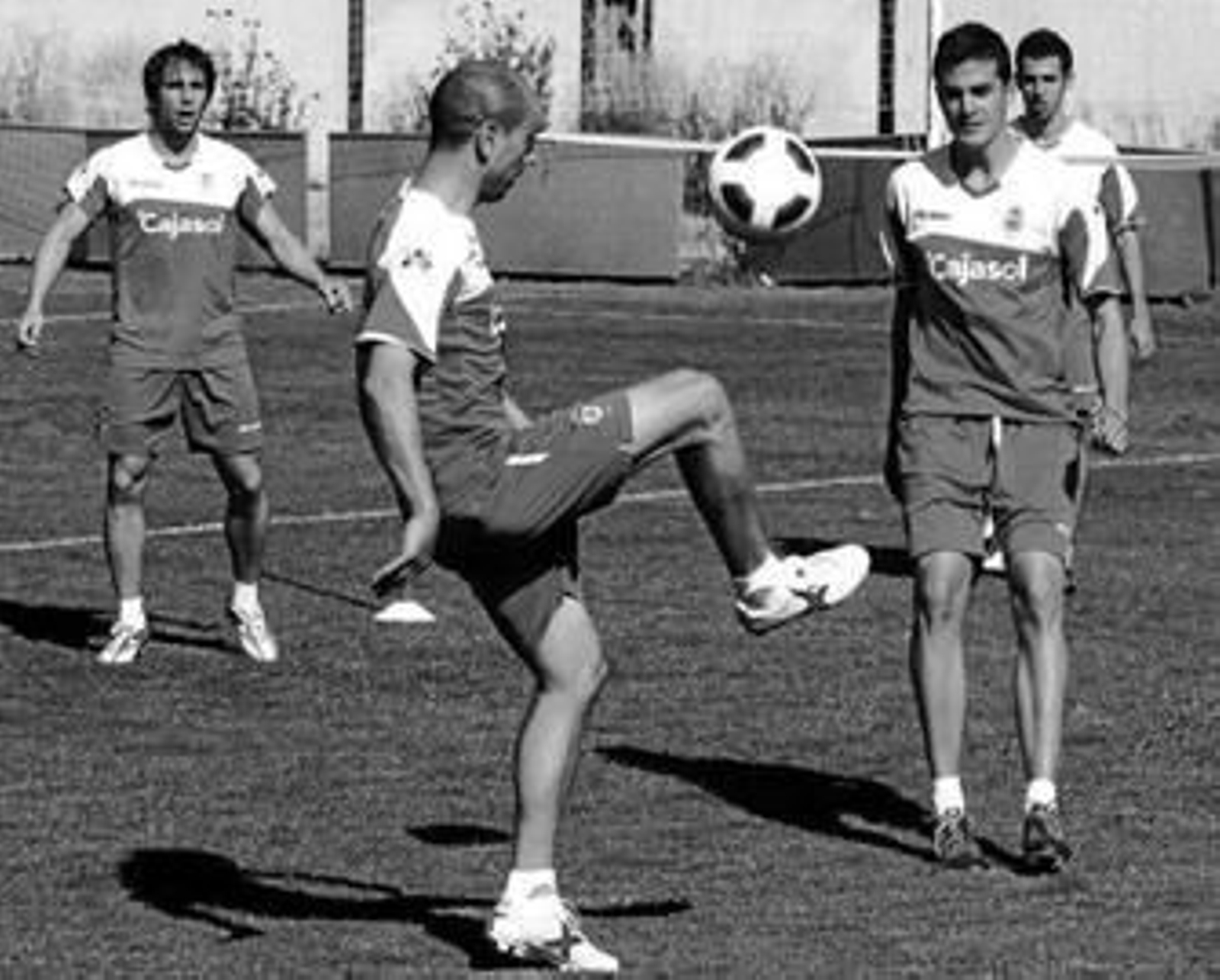 Aitor y Juan Villar realizan ejercicios durante el entrenamiento de ayer en la Ciudad Deportiva.