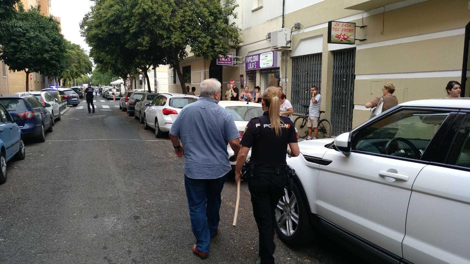 Una agente de la Policía Nacional porta un palo de madera