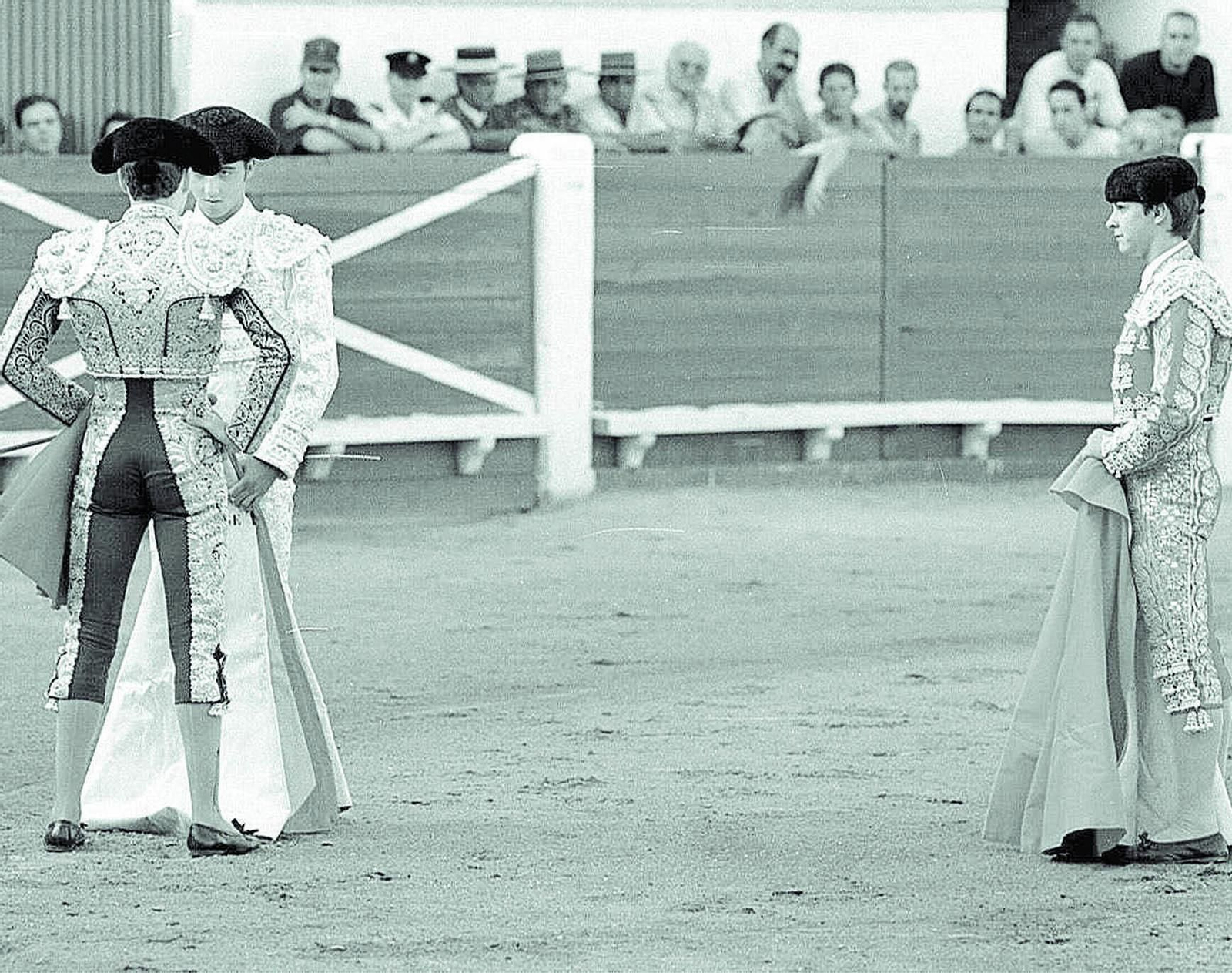 El torero José María Soler, atento a las palabras de José Tomás el día de su alternativa en presencia de El Juli.