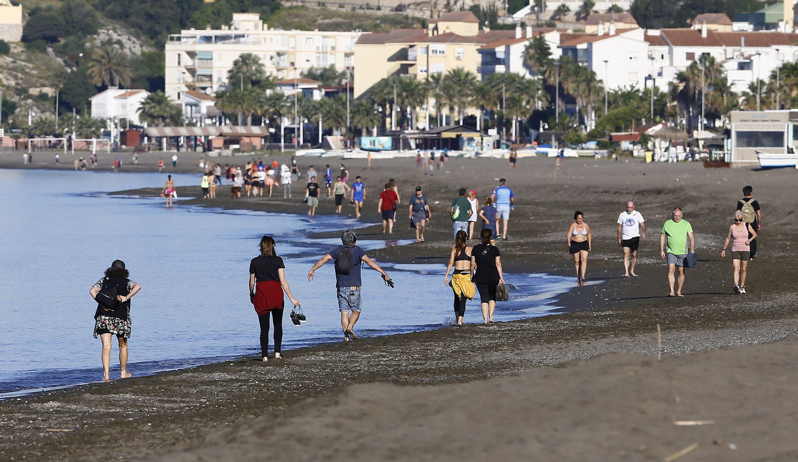 Runners y ciclistas salen al atardecer, en fotos