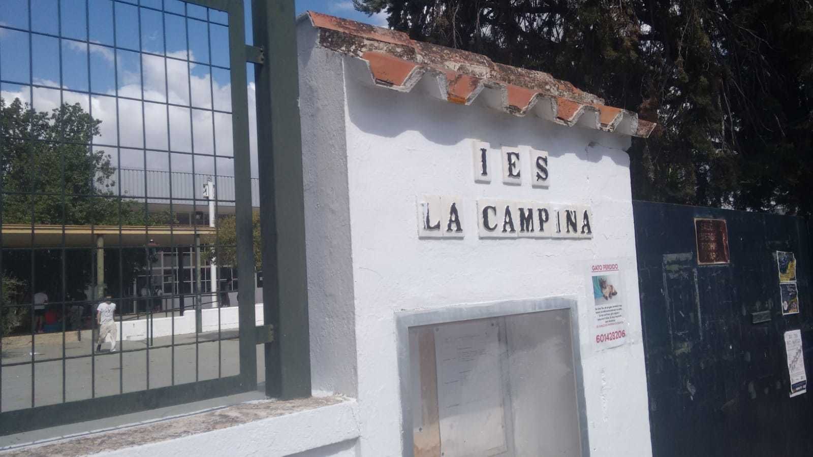 Puerta de acceso al IES La Campiña