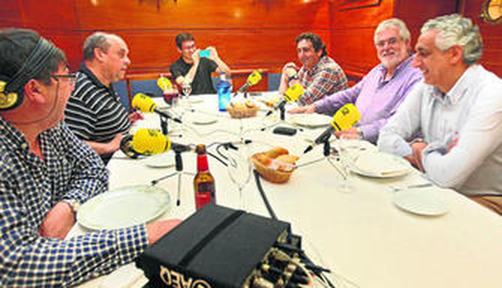 Pedro Buenaventura, Florentino Manzano y Manuel Fernández, sentados ayer a la derecha durante la tertulia radiofónica.