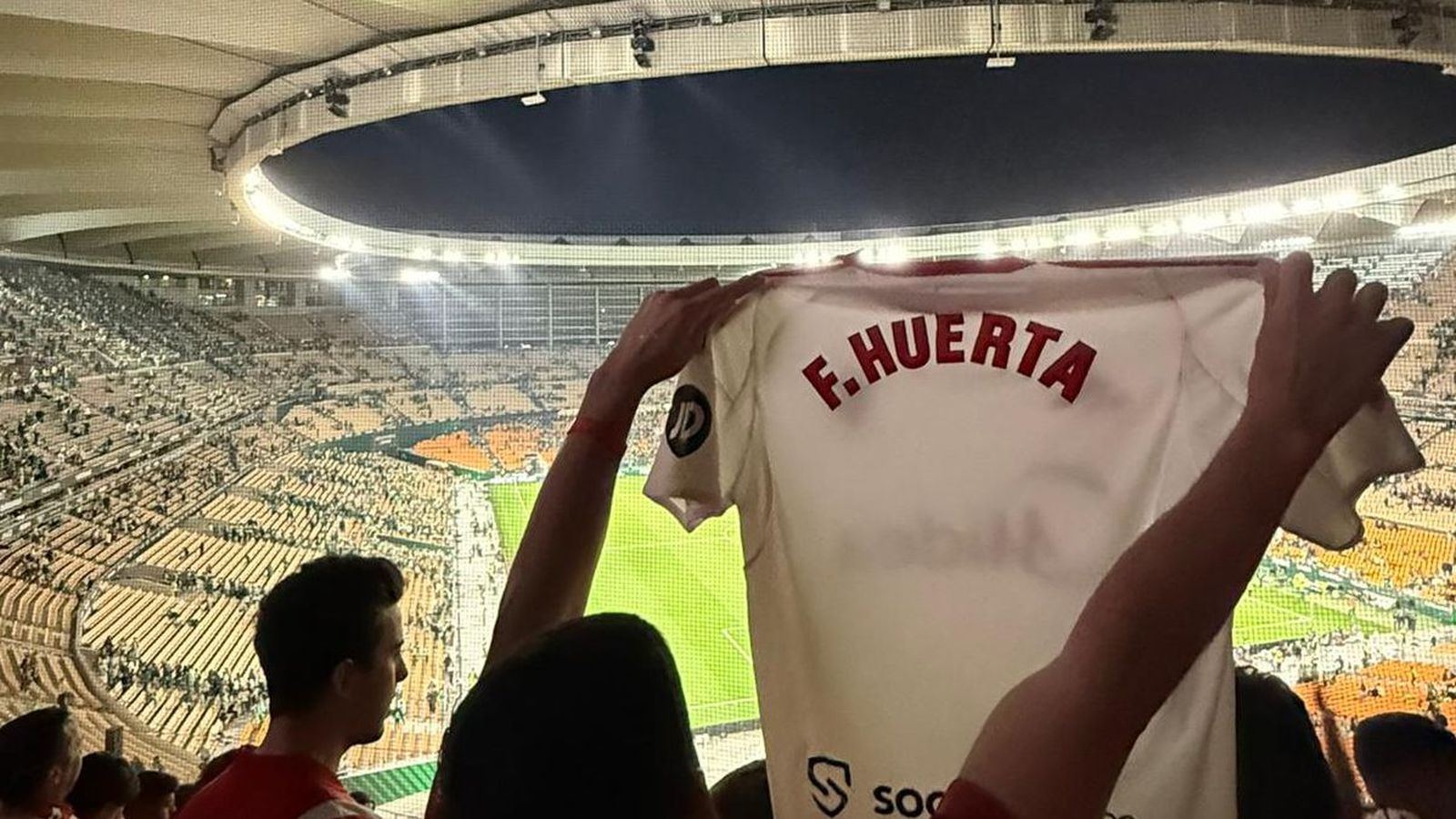 Camiseta que el Sevilla FC regaló a los familiares de Fernando Huerta