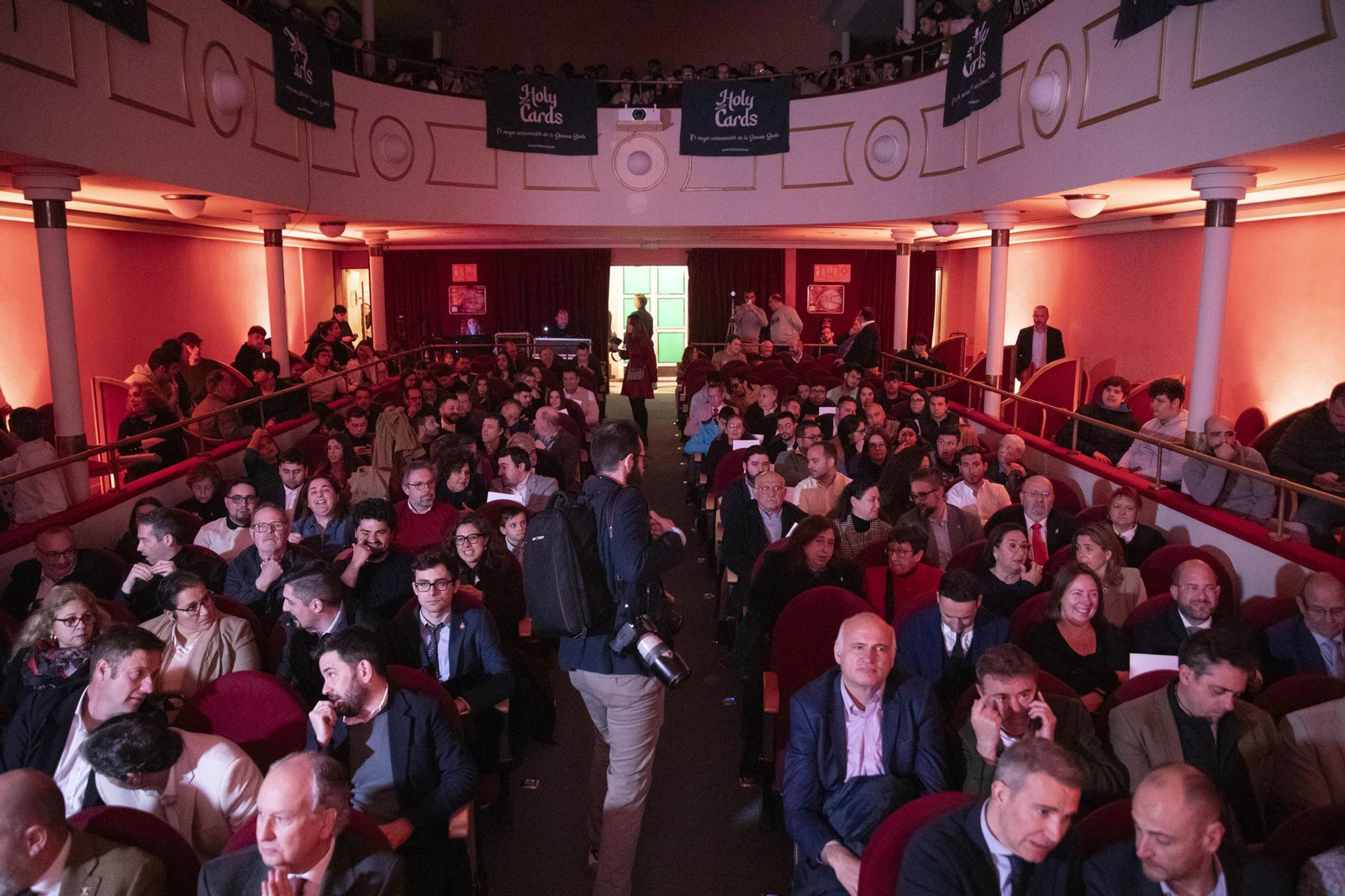 Imágenes de la presentación de las Holy Cards