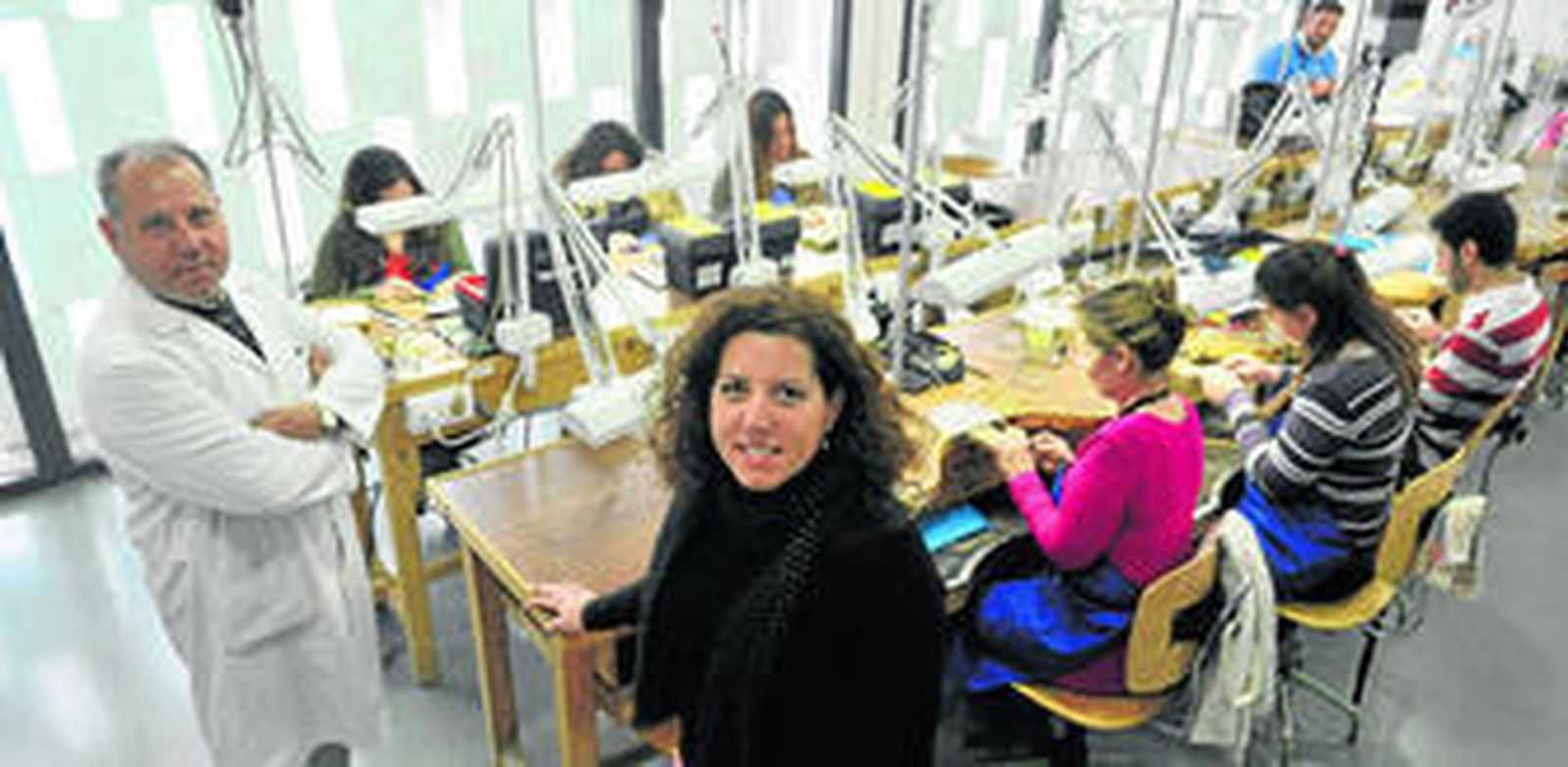 1. Antonio y Palmira Redondo, durante uno de los cursos. 2. Alumnos reciben  su formación. En los últimos años el número de mujeres ha crecido en el sector.