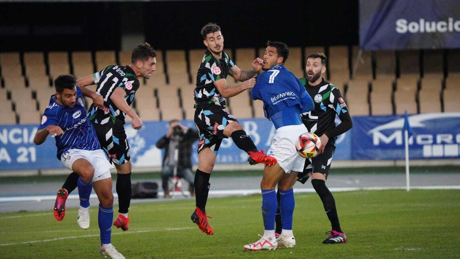 Diego Domínguez, agarrado dentro del área.