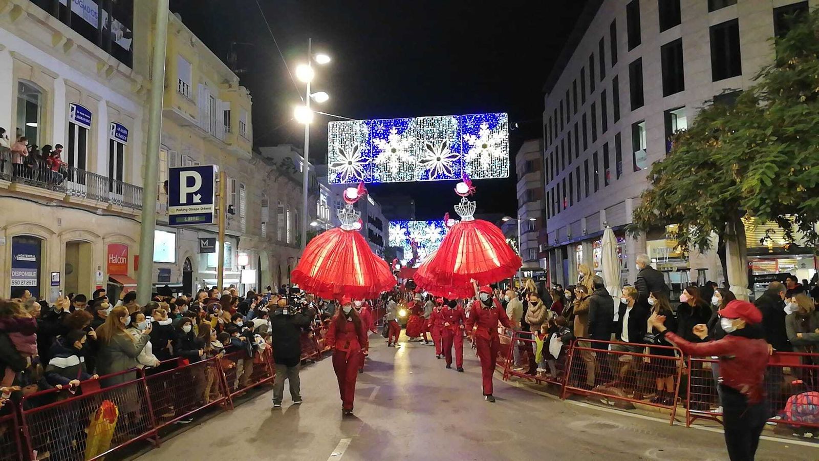 La gran cabalgata llega a Puerta de Purchena con su música, luz y color