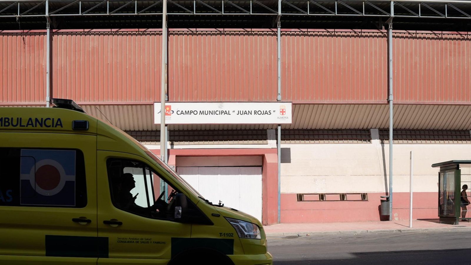 Una ambulancia circula por delante del  Campo Municipal Juan Rojas.