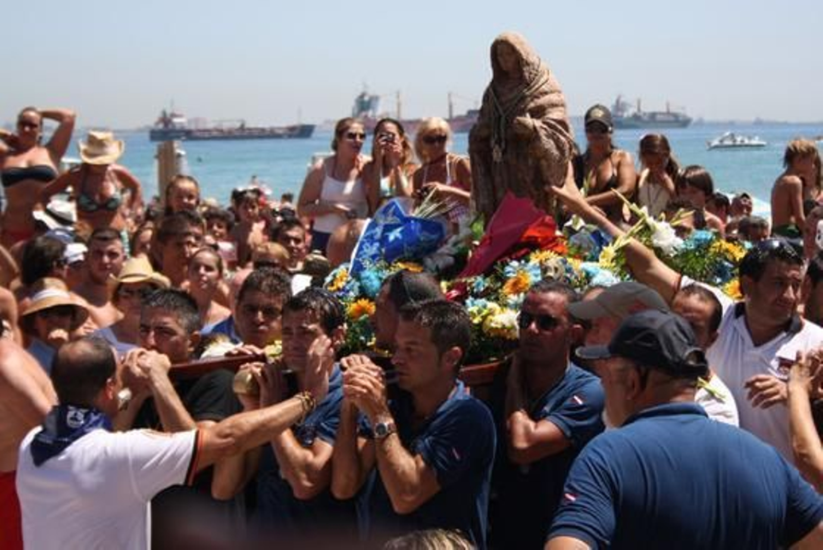 Miles de fieles recibieron con entusiasmo a la imagen en su llegada a la playa.

Foto: Fran Montes