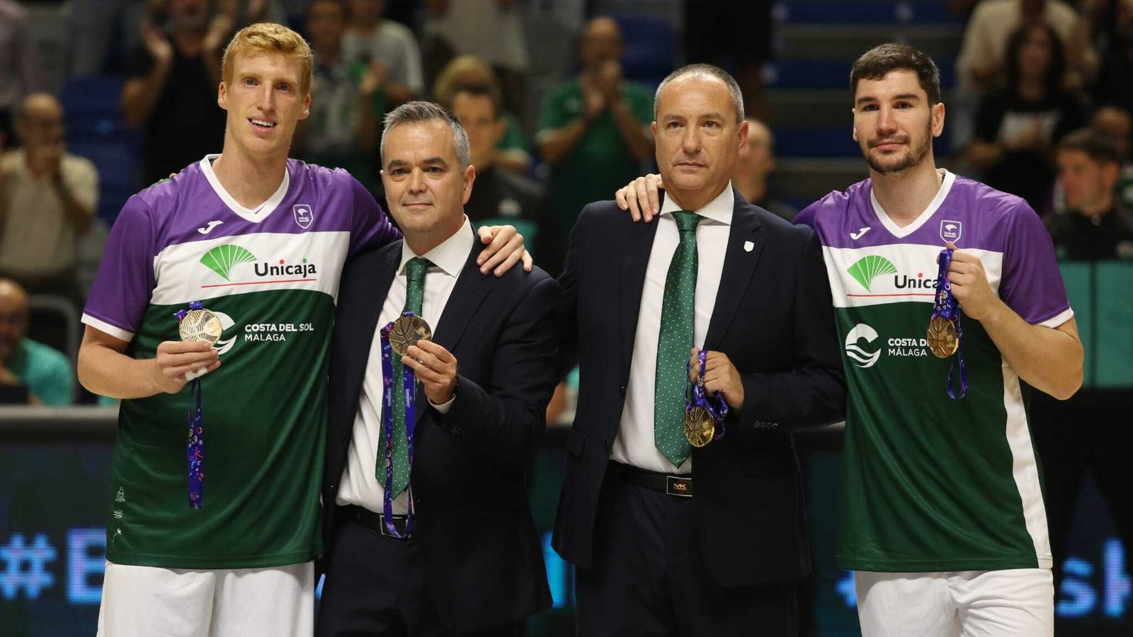 La reppresentación cajista posa con la medalla de oro.