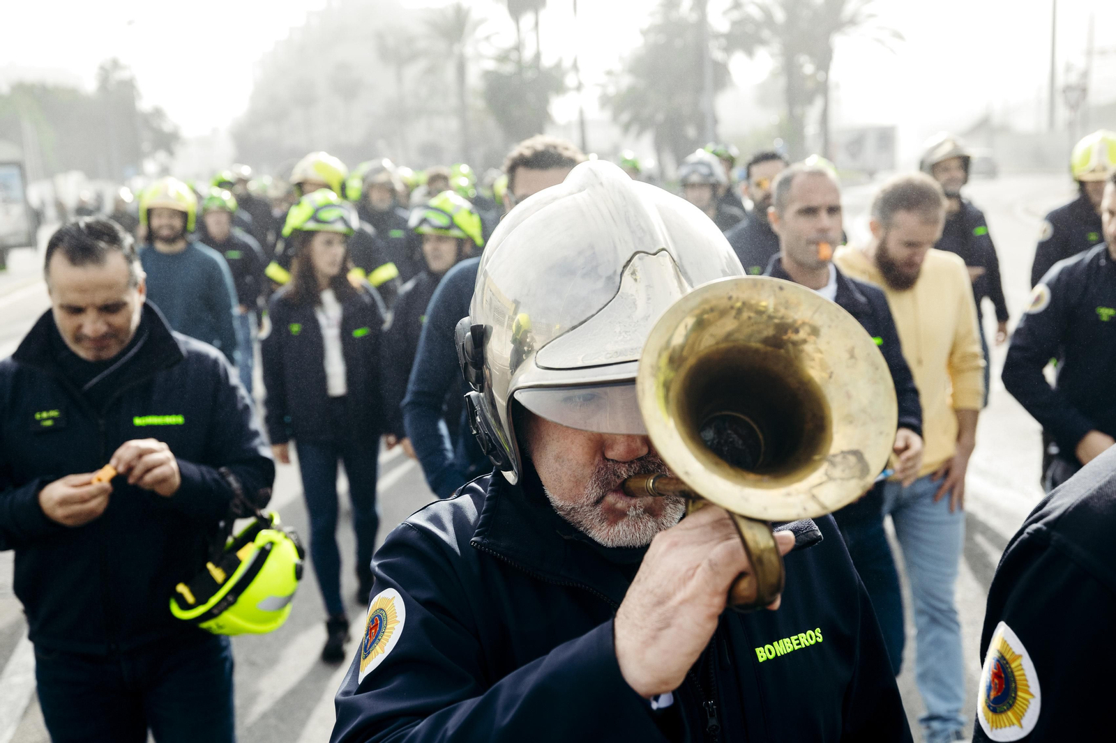 Imágenes de la protesta de los bomberos en la diputación de Cádiz.