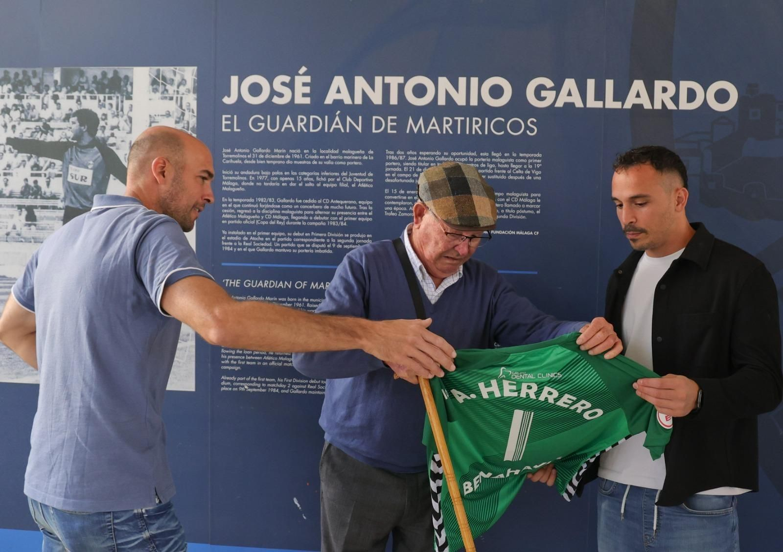 La entrega de la camiseta a la familia Gallardo por parte de Alfonso Herrero La entrega de la camiseta a la familia Gallardo por parte de Alfonso Herrero