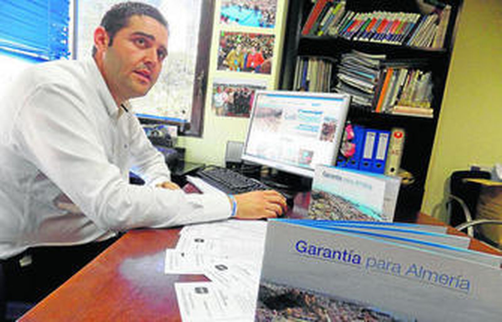 Juanjo Alonso, coordinador de campaña del Partido Popular de la capital, en un día de trabajo.