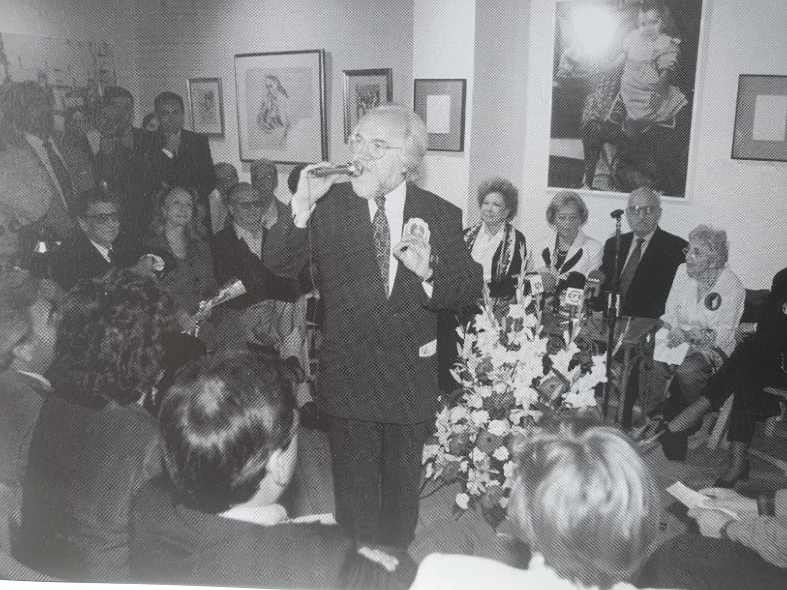 Juan de Loxa da la bienvenida a los asistentes al acto del día 5 de junio_