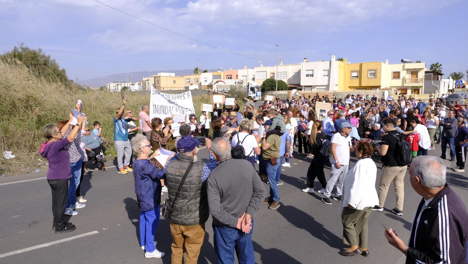 Los vecinos de Costacabana se manifiestan por el arreglo de su rambla, en imágenes