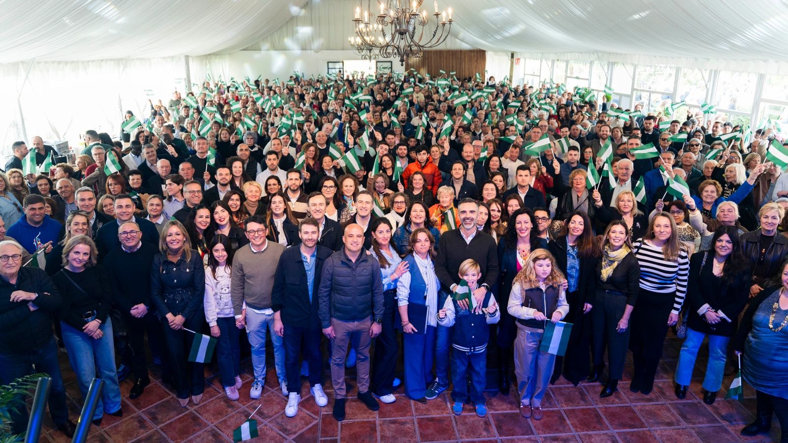 Foto de familia de los participantes en la convivencia.