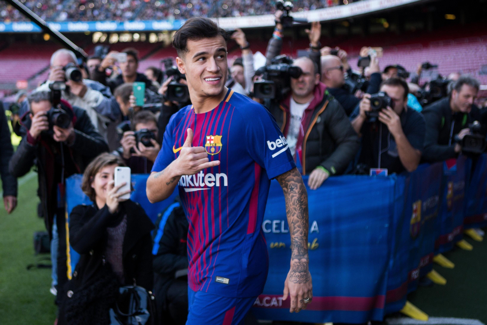 Coutinho salta al Camp Nou saludando a los aficionados en el acto oficial de su presentación.