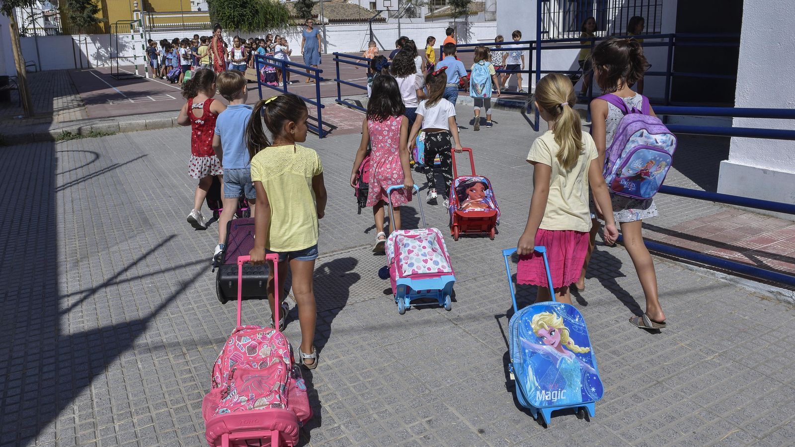 Alumnos entrando al colegio el primer día de clase.