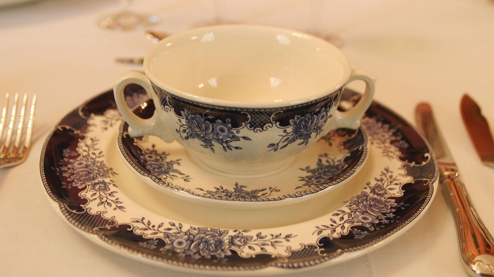 Vajilla de la Cartuja y mantel blanco son siempre un acierto en Nochebuena.