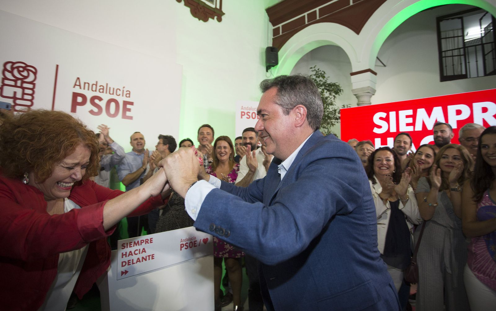 Juan Espadas celebra su triunfo en las Municipales.
