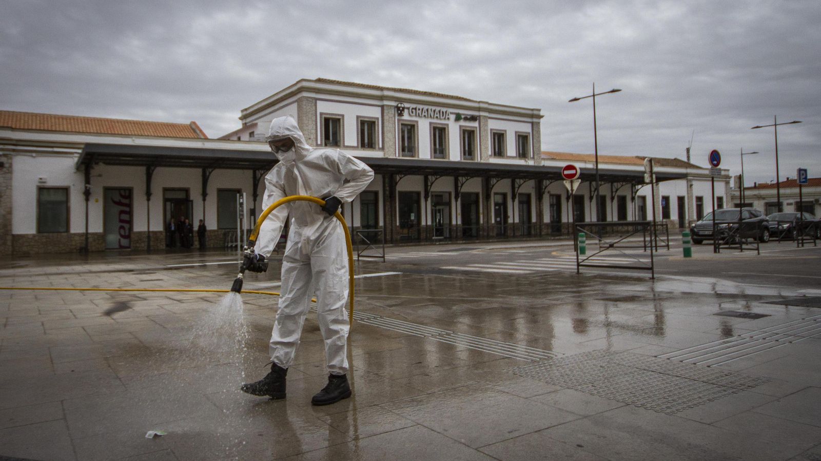 La UME llegó para desinfectar estaciones, residencias y otros puntos de la ciudad.