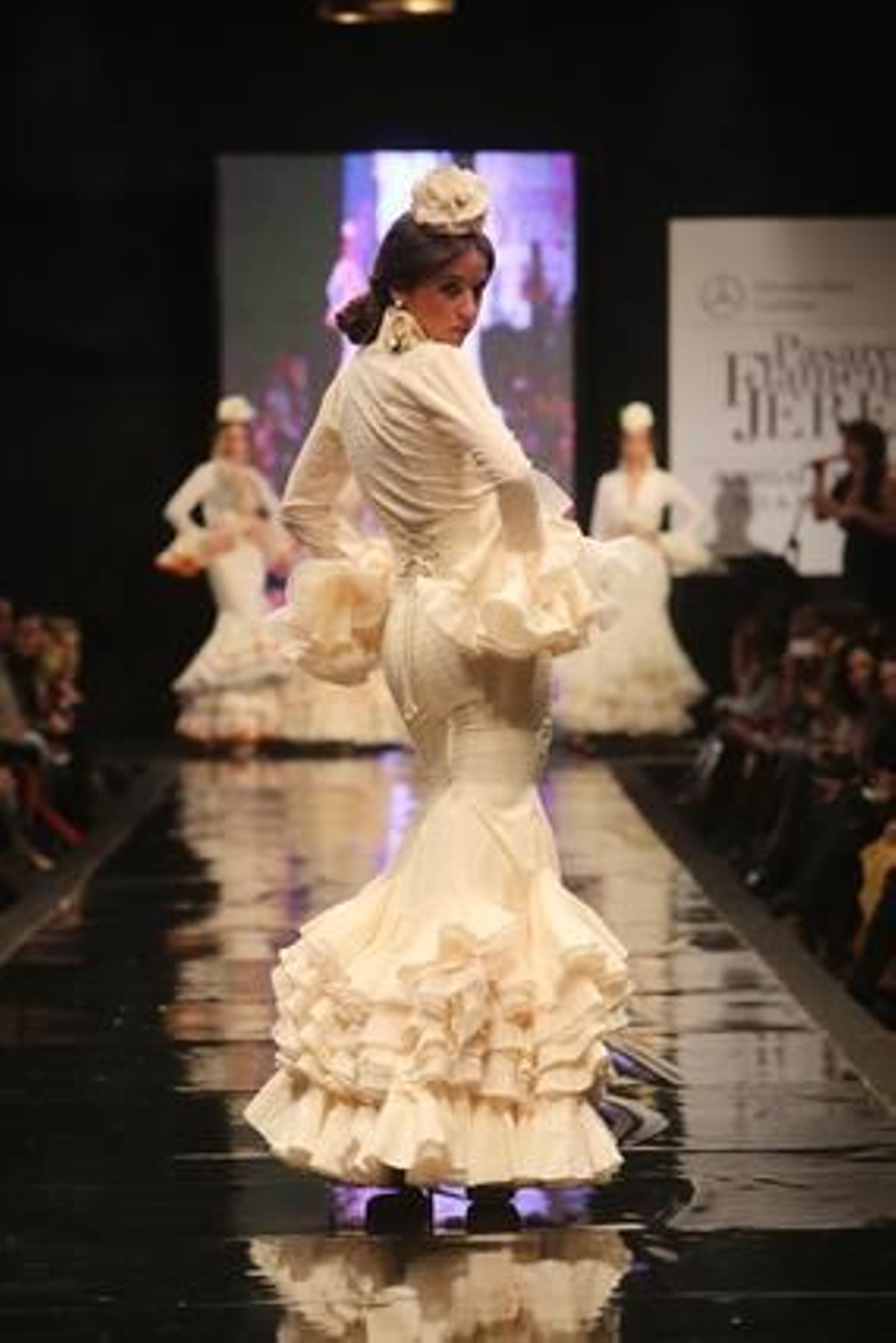 La colección 'Volantes de plata' puso el broche de oro a la pasarela con un homenaje a los 25 años de la firma.

Foto: Juan Carlos Corchado