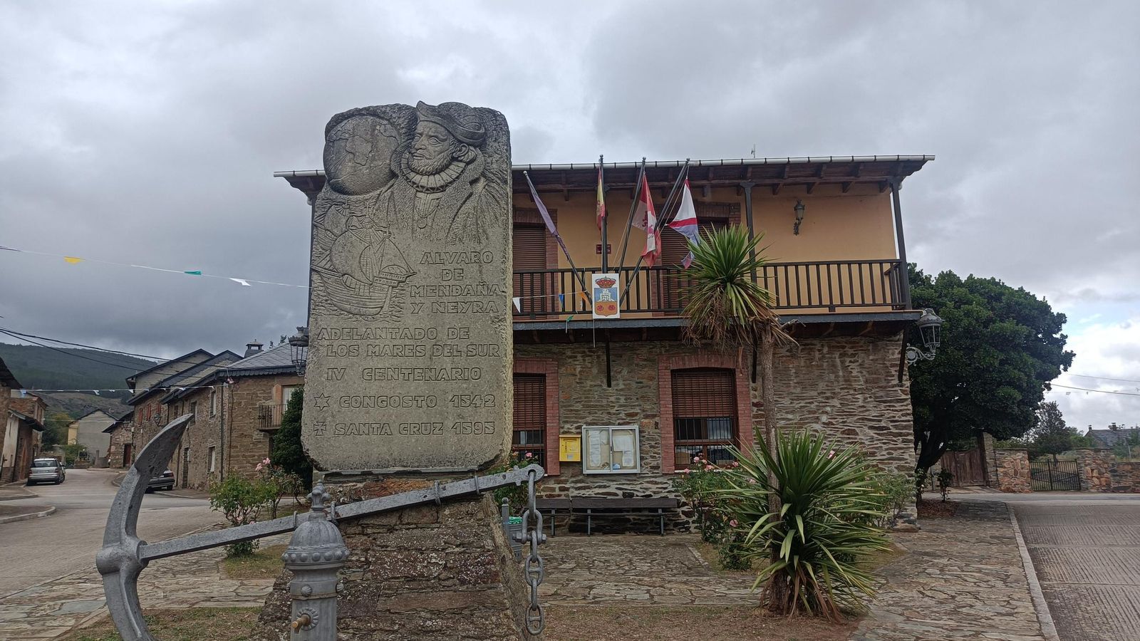 Monumento dedicado a Álvaro de Mendaña, en Congosto.